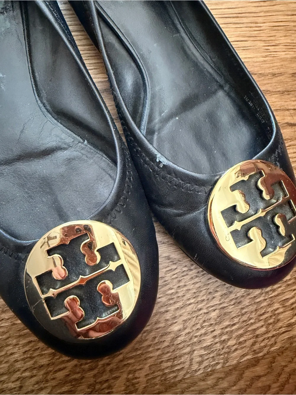 Tory Burch Black Leather Ballet Flats with Gold Logo Medallion 7.5 Shors